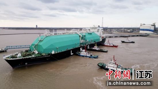 LNG船舶靠泊中国海油盐城“绿能港”码头。盐城边检站 供图 LNG船舶靠泊中国海油盐城“绿能港”码头。盐城边检站 供图