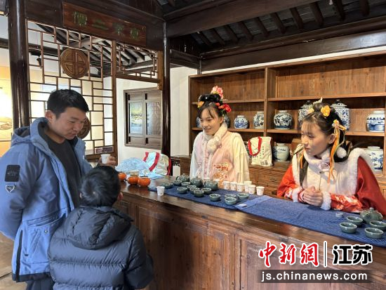 江苏牧院“牧育人生”社团以青春风貌展现和传递传统文化魅力。江苏农牧科技职业学院 供图 江苏牧院“牧育人生”社团以青春风貌展现和传递传统文化魅力。江苏农牧科技职业学院 供图