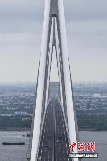 2025年9月9日,世界最大跨度斜拉桥常泰长江大桥通车。中新网记者 泱波 摄 2025年9月9日,世界最大跨度斜拉桥常泰长江大桥通车。中新网记者 泱波 摄