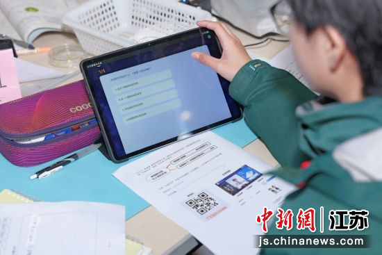 课堂学伴智能体“开新问对”在课堂上受到老师和学生欢迎。南师附中新城初中黄山路分校 供图 课堂学伴智能体“开新问对”在课堂上受到老师和学生欢迎。南师附中新城初中黄山路分校 供图