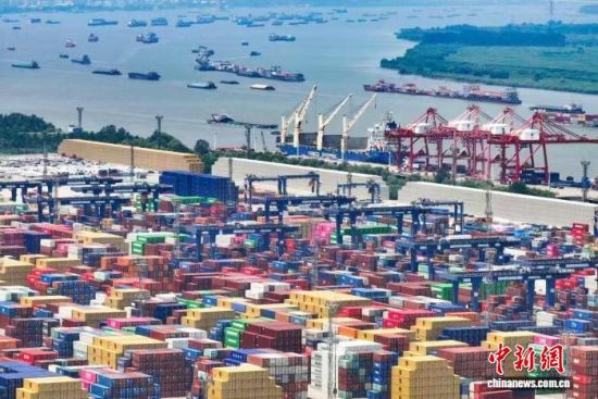 2025年7月14日,航拍长江沿线南京龙潭港进出口集装箱码头(无人机照片)。中新网记者 泱波 摄 2025年7月14日,航拍长江沿线南京龙潭港进出口集装箱码头(无人机照片)。中新网记者 泱波 摄