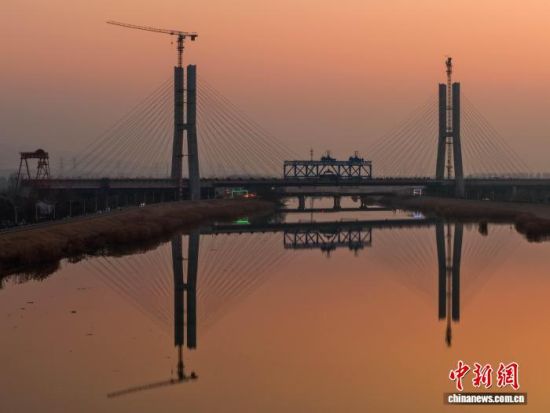 1月8日傍晚,沪宁合高铁南京特大桥跨滁河斜拉桥合龙(无人机照片)。叶天佑 摄 1月8日傍晚,沪宁合高铁南京特大桥跨滁河斜拉桥合龙(无人机照片)。叶天佑 摄