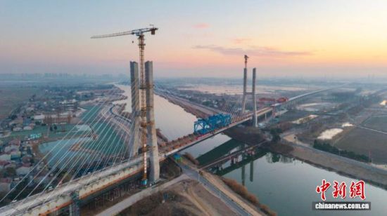 1月9日清晨,航拍沪宁合高铁南京特大桥跨滁河斜拉桥(无人机照片)。叶天佑 摄 1月9日清晨,航拍沪宁合高铁南京特大桥跨滁河斜拉桥(无人机照片)。叶天佑 摄