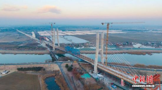 1月9日清晨,航拍沪宁合高铁南京特大桥跨滁河斜拉桥(无人机照片)。叶天佑 摄 1月9日清晨,航拍沪宁合高铁南京特大桥跨滁河斜拉桥(无人机照片)。叶天佑 摄