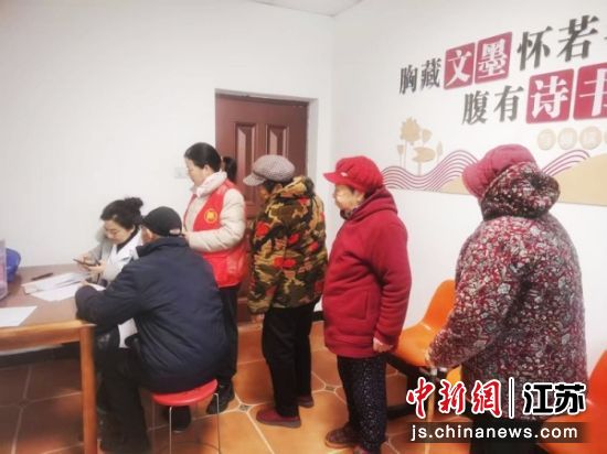 医务志愿者为辖区老人诊疗。吴屯村 供图 医务志愿者为辖区老人诊疗。吴屯村 供图