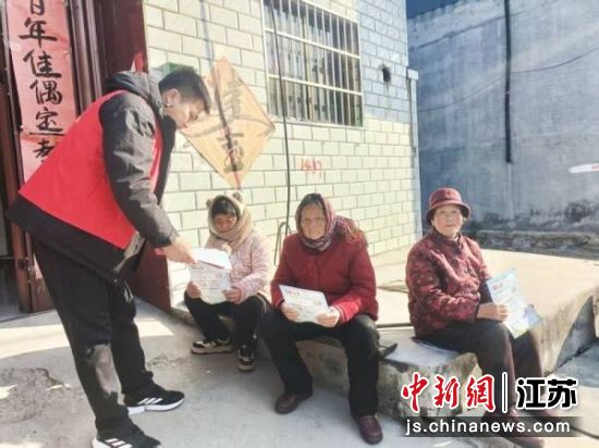 志愿者对辖区老人开展居家消防安全宣传。薛桥村 供图 志愿者对辖区老人开展居家消防安全宣传。薛桥村 供图