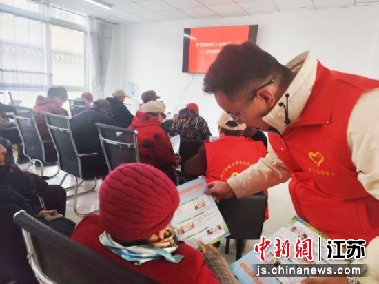 志愿者开展心理健康宣传,为老人疏导情绪。周屯村 供图 志愿者开展心理健康宣传,为老人疏导情绪。周屯村 供图