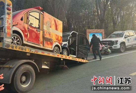 清理道路上长期停放不动的车辆。盐渎街道 供图 清理道路上长期停放不动的车辆。盐渎街道 供图