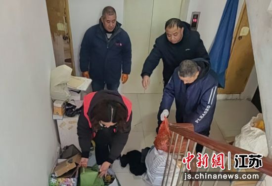 清理居民楼楼道杂物。盐渎街道 供图 清理居民楼楼道杂物。盐渎街道 供图