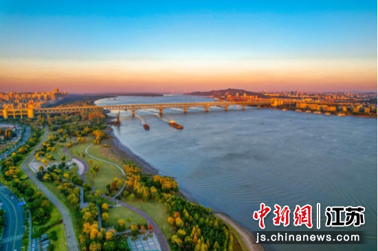 南京江北新区滨江岸线。中共南京江北新区工作委员会宣传和统战部 供图 南京江北新区滨江岸线。中共南京江北新区工作委员会宣传和统战部 供图
