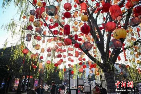 1月3日,江苏南京,城南老街的树上挂满灯笼营造节日氛围,吸引民众前来游玩。中新网记者 泱波 摄 1月3日,江苏南京,城南老街的树上挂满灯笼营造节日氛围,吸引民众前来游玩。中新网记者 泱波 摄