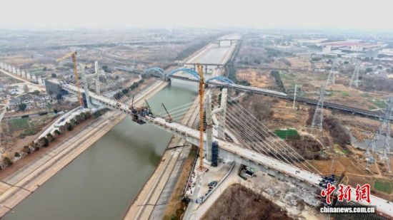 1月18日,沪宁合高铁南京六合特大桥跨马汊河斜拉桥合龙。叶天佑 摄 1月18日,沪宁合高铁南京六合特大桥跨马汊河斜拉桥合龙。叶天佑 摄