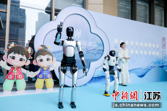 机器人参与迎宾。锡东新城 供图 机器人参与迎宾。锡东新城 供图