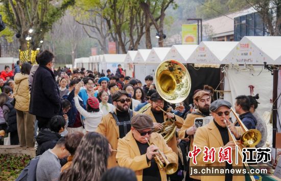 爵士乐队巡游。宜兴阳羡旅游集团 供图 爵士乐队巡游。宜兴阳羡旅游集团 供图