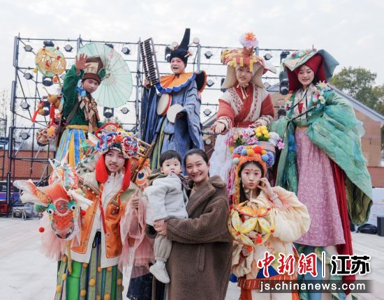 演艺人员与市民游客合影。宜兴阳羡旅游集团 供图 演艺人员与市民游客合影。宜兴阳羡旅游集团 供图