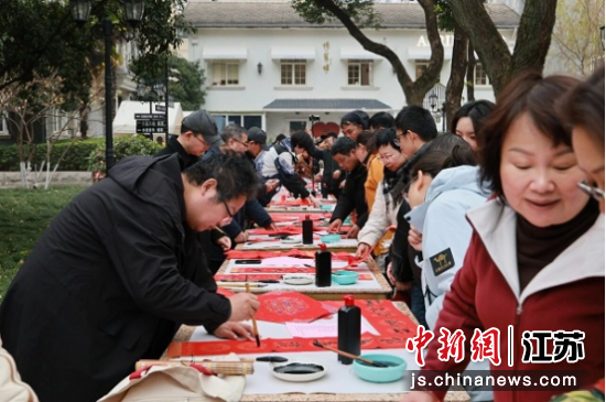 师生为市民游客免费书写春联与“福”字。南京艺术学院 供图 师生为市民游客免费书写春联与“福”字。南京艺术学院 供图