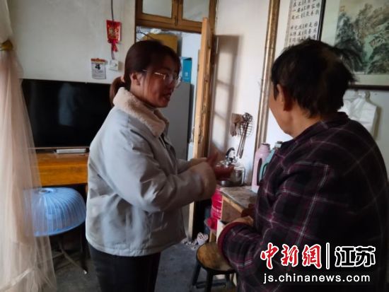 社区工作人员上门走访慰问困难群体。黄楼街道 供图 社区工作人员上门走访慰问困难群体。黄楼街道 供图