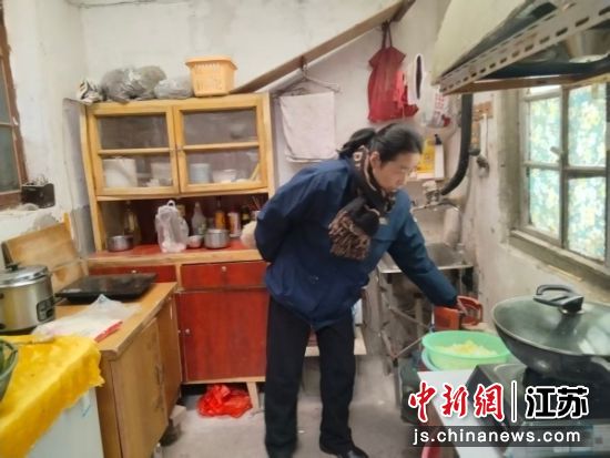 工作人员对困难群体家庭用电、用气设备进行安全检查。黄楼街道 供图 工作人员对困难群体家庭用电、用气设备进行安全检查。黄楼街道 供图