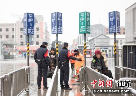 徐州站派出所民警强化进站区域秩序维护,引导旅客有序进站乘车。王浩 摄 徐州站派出所民警强化进站区域秩序维护,引导旅客有序进站乘车。王浩 摄