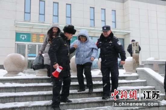 砀山站派出所民警帮助行动不便的旅客进出站。汤西贤 摄 砀山站派出所民警帮助行动不便的旅客进出站。汤西贤 摄
