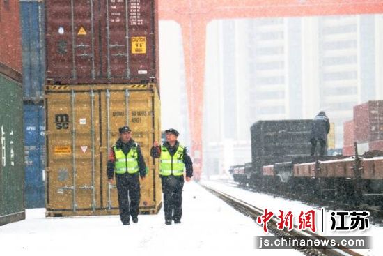 夹河寨站派出所强化辖区内货场的安全巡控。徐州铁路公安处 供图 夹河寨站派出所强化辖区内货场的安全巡控。徐州铁路公安处 供图