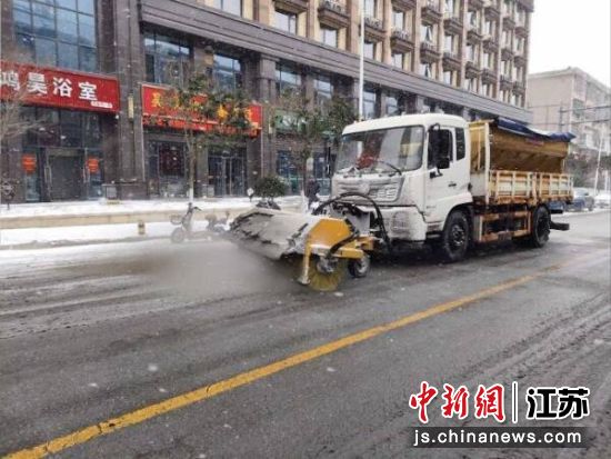 雪滚车清扫道路积雪。鼓楼区城管局 供图 雪滚车清扫道路积雪。鼓楼区城管局 供图