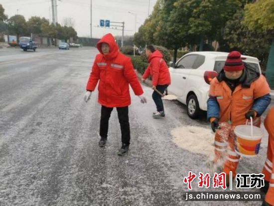 环卫工人在路面清理积雪。鼓楼区城管局 供图 环卫工人在路面清理积雪。鼓楼区城管局 供图