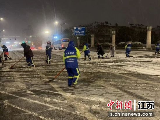 清雪除冰现场。大丰区城管局 供图 清雪除冰现场。大丰区城管局 供图