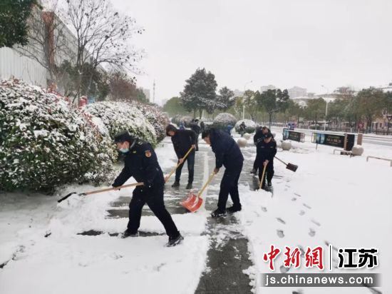 清雪除冰现场。大丰区城管局 供图 清雪除冰现场。大丰区城管局 供图