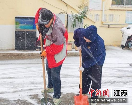 清扫道路积雪。铜建社区 供图 清扫道路积雪。铜建社区 供图