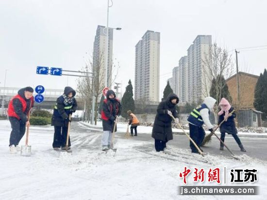 清扫道路积雪。九里街道 供图 清扫道路积雪。九里街道 供图
