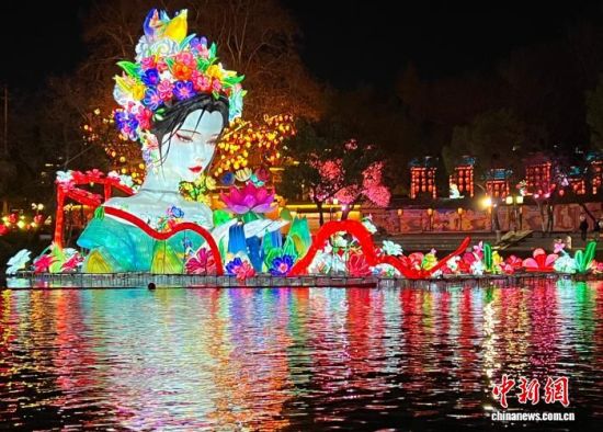 1月21日晚,第40届秦淮灯会在南京夫子庙白鹭洲公园水上舞台举行亮灯仪式。图为白鹭洲公园内的灯彩。中新社记者 朱晓颖 摄 1月21日晚,第40届秦淮灯会在南京夫子庙白鹭洲公园水上舞台举行亮灯仪式。图为白鹭洲公园内的灯彩。中新社记者 朱晓颖 摄