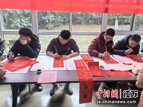 写春联。东坎街道 供图 写春联。东坎街道 供图