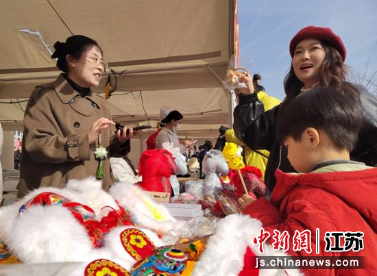 市民在文化市集选购文创产品。 朱志庚 摄 市民在文化市集选购文创产品。 朱志庚 摄