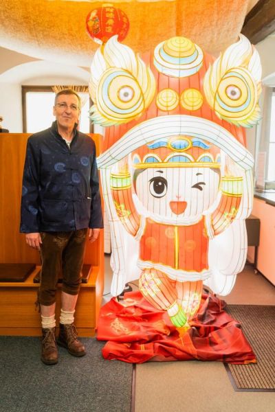 迪特福特市市长贝恩德·麦尔与“小状元”灯彩 迪特福特市市长贝恩德·麦尔与“小状元”灯彩