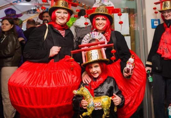 迪特福特市民手持马年主题秦淮灯彩参加巡游 迪特福特市民手持马年主题秦淮灯彩参加巡游