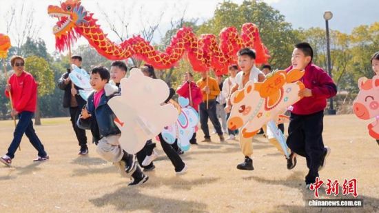 2月18日,苏州市吴中区旺山,苏州两岸婚姻家庭的家长与孩子们一起“舞龙走马”。 中新社记者 钟升 摄 2月18日,苏州市吴中区旺山,苏州两岸婚姻家庭的家长与孩子们一起“舞龙走马”。 中新社记者 钟升 摄