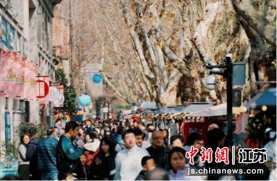 市民游客逛集市、赏民俗、品美食,感受新春年味。南京市玄武区委宣传部 供图 市民游客逛集市、赏民俗、品美食,感受新春年味。南京市玄武区委宣传部 供图