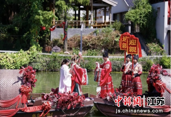 水上婚礼在钱家渡浪漫上演。南京市江宁区委宣传部 供图 水上婚礼在钱家渡浪漫上演。南京市江宁区委宣传部 供图