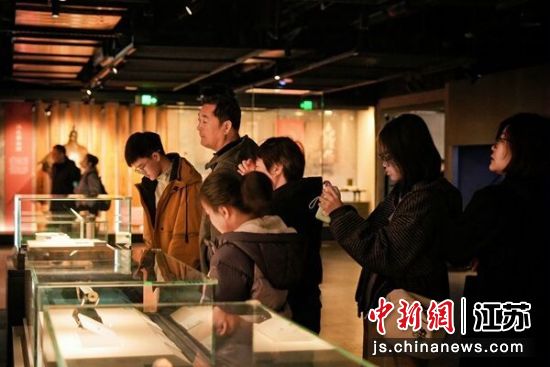 观众观展。盐城市博物馆 供图 观众观展。盐城市博物馆 供图