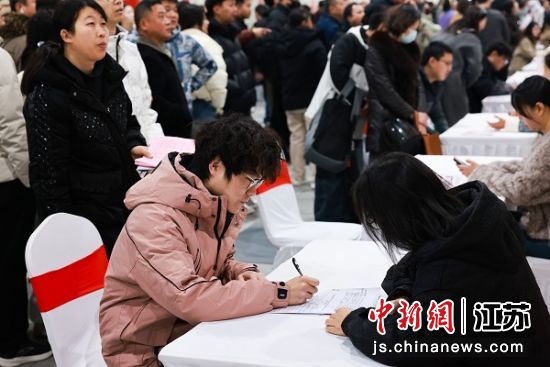 求职者与企业招聘人员交流。王议晨 摄 求职者与企业招聘人员交流。王议晨 摄