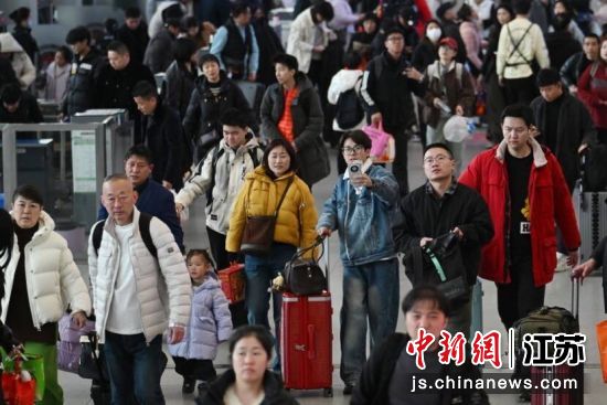 2月23日,旅客们在南京火车站出行。当日是春节假期最后一天,中国铁路迎来返程客流高峰。中新网记者 泱波 摄 2月23日,旅客们在南京火车站出行。当日是春节假期最后一天,中国铁路迎来返程客流高峰。中新网记者 泱波 摄