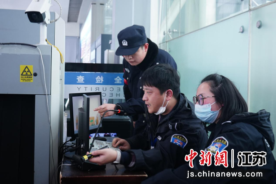 民警现场督导安检查危工作。尹佳龙 摄 民警现场督导安检查危工作。尹佳龙 摄