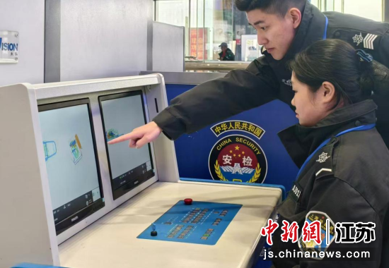 安检员在工作中。南京南站 供图 安检员在工作中。南京南站 供图