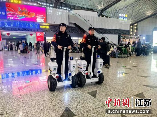 民警巡逻。汪波 摄 民警巡逻。汪波 摄