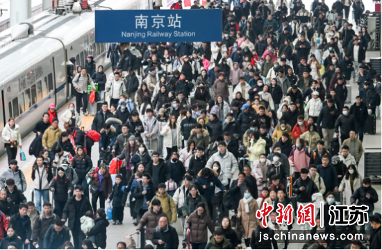抵达南京火车站的旅客们走向出站口。中新网记者 泱波 摄 抵达南京火车站的旅客们走向出站口。中新网记者 泱波 摄