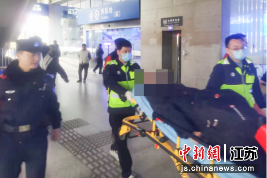 民警护送突发疾病的旅客前往救护车。南京铁路公安处南京站派出所 供图 民警护送突发疾病的旅客前往救护车。南京铁路公安处南京站派出所 供图