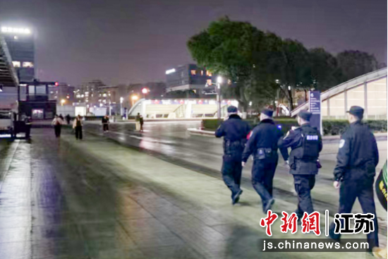夜色中,民警们在南京火车站广场上巡逻。南京铁路公安处南京站派出所 供图 夜色中,民警们在南京火车站广场上巡逻。南京铁路公安处南京站派出所 供图