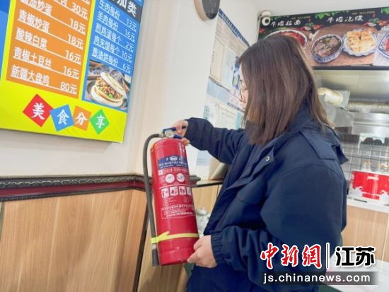 社区网格员检查“九小场所”。 凯旋门社区 供图 社区网格员检查“九小场所”。 凯旋门社区 供图