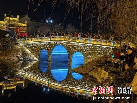 游客在桥上观赏灯展。邵璐璐 摄 游客在桥上观赏灯展。邵璐璐 摄